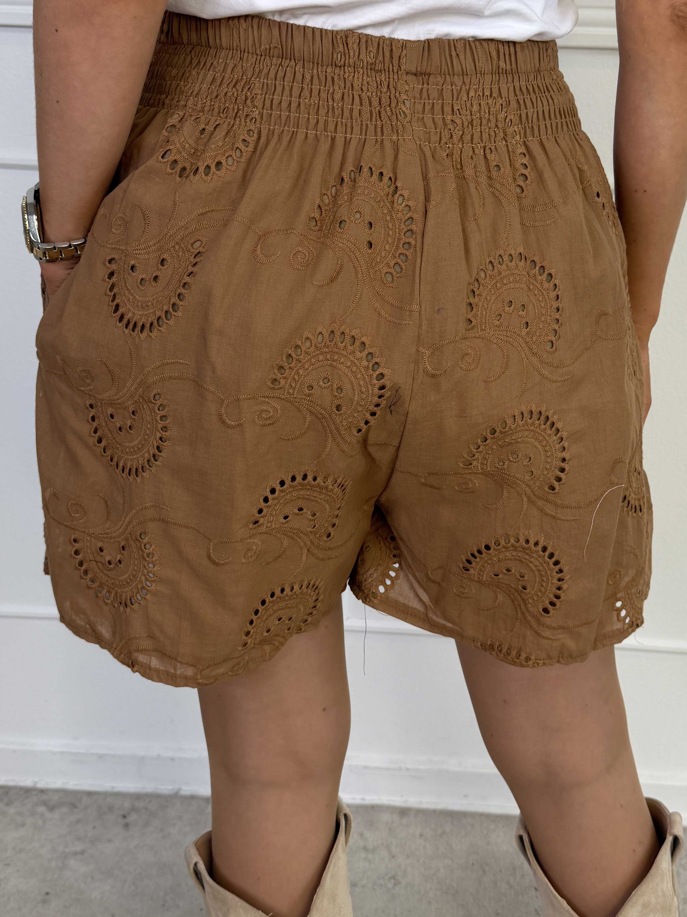 Pams Broderie Shorts - Højtaljede plus size shorts i broderie anglaise